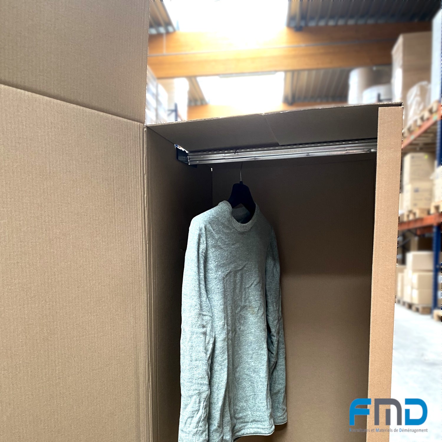 Boite penderie avec tringle pour vêtements
